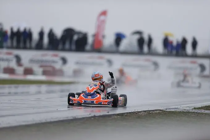 Luuk Taal als een duveltje uit een doosje naar podium