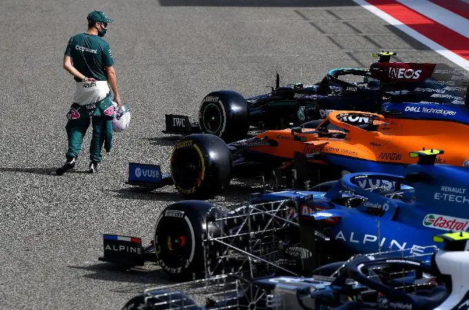 Sebastian Vettel observeert in Bahrein de Mercedes