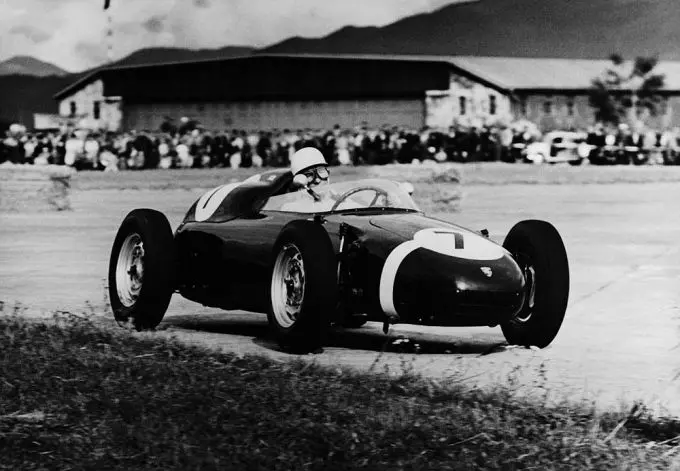 Stirling-Moss-in-de-Porsche-718