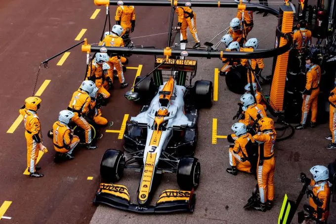 Ricciardo_pits_2021MonacoGrandPrixSundayGP2105