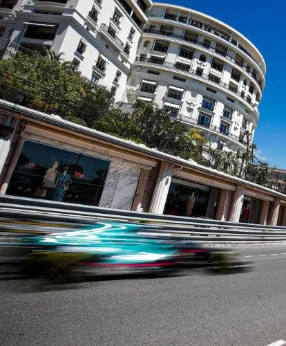Aston_Martin_in_Monaco_op_volle_snelheid
