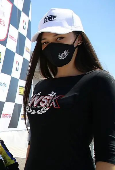 F1_babe_met_mondkapje