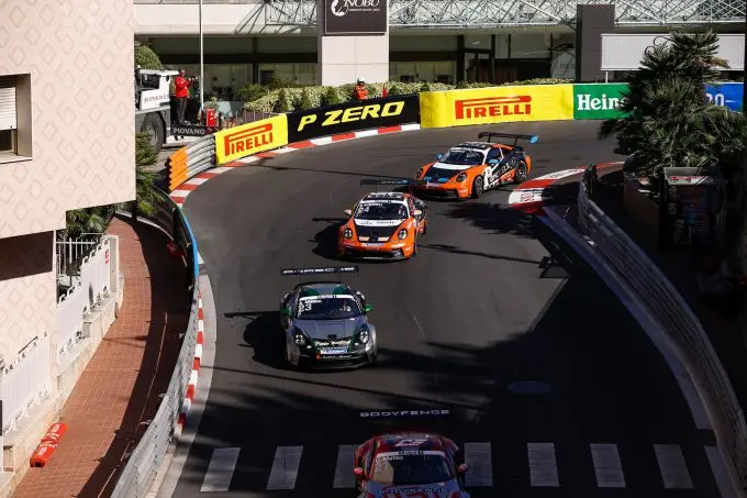GP Elite Porsche Mobil 1 Supercup Monaco Max van Splunteren in druk verkeer