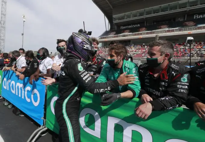 Lewis_geweldig_teamwork_GP-Spanje_2021