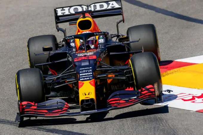 Max_Verstappen_Monaco_wieltje_omhoog