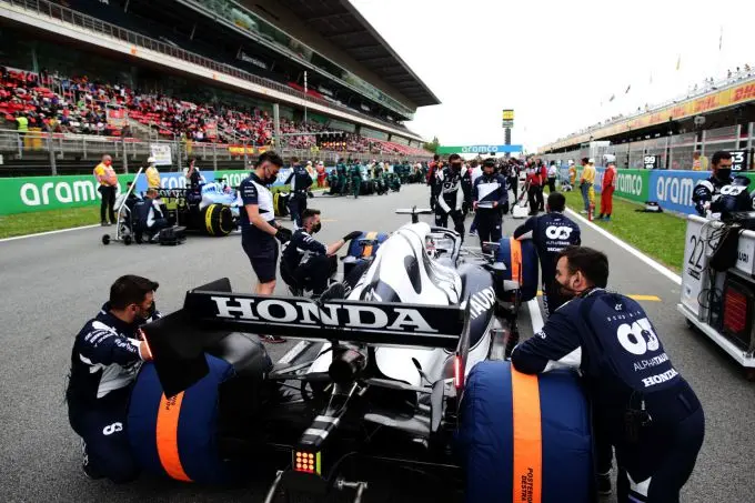 Yuki Tsunoda startgrid Spanje Honda monteurs