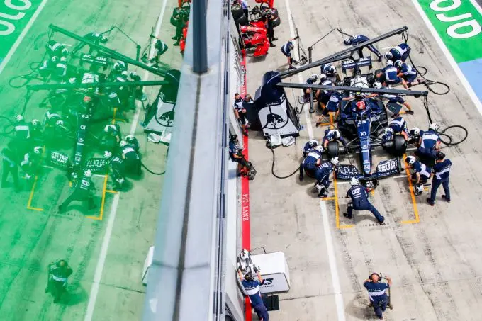 Alpha_Tauri_F1_Pierre_Gasly_pitstop