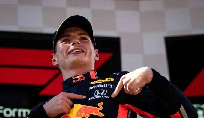 Max_Verstappen_Honda_logo_podium_GP_Oostenrijk_2019