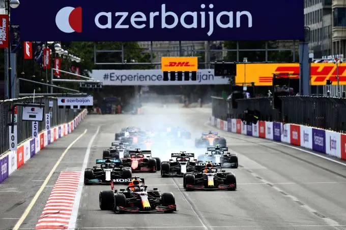 Max_Verstappen_leidt_GP_Bakoe_2021