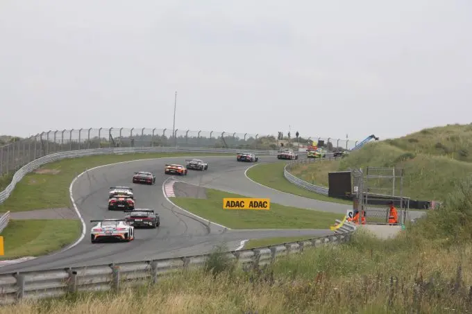 ADAC GT Masters startveld door de Slotemaker bocht