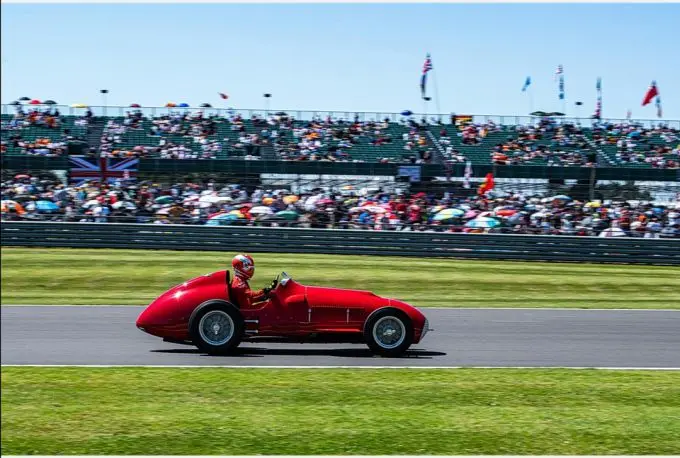 Charles Leclerc rijdt in historische Ferrari 375 F1