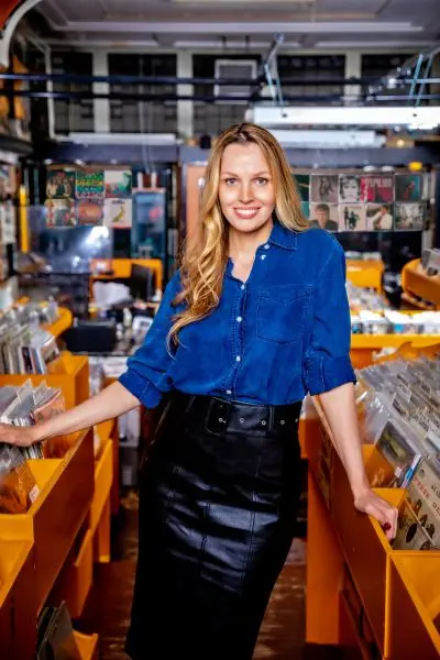 Radio Veronica-dj Marisa stapt achterop Superbike