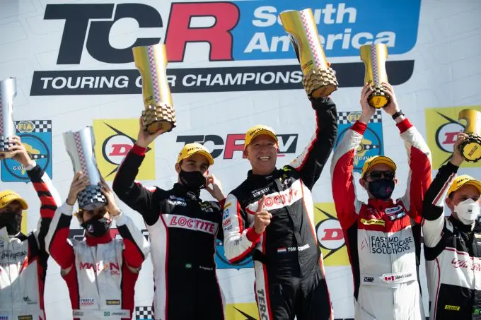 Tom Coronel bekroont reis naar Brazilië met winst in één-uursrace