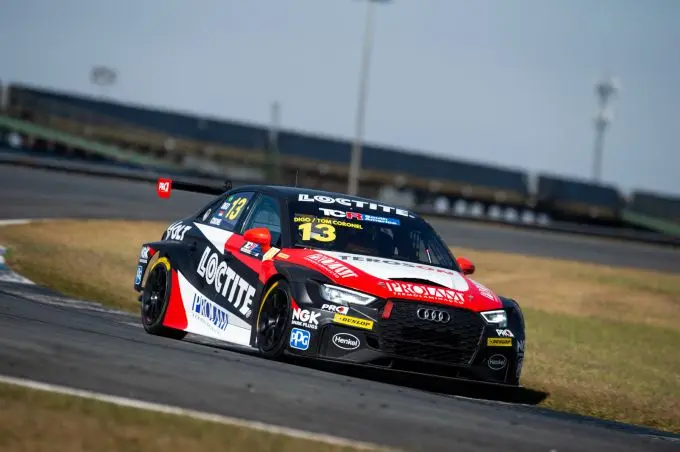 Tom Coronel bekroont reis naar Brazilië met winst in één-uursrace