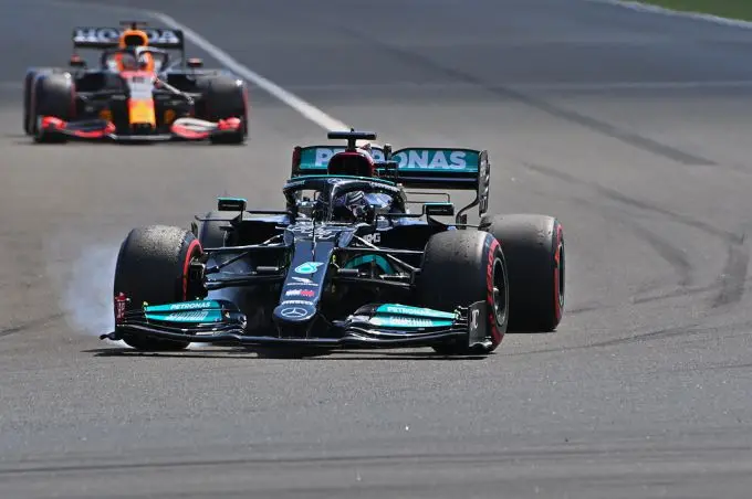 Lewis_Hamilton_GP_Hongarije_2021_gevolgd_Red_Bull