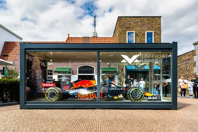 Formule 1-auto Max Verstappen in Batavia Stad