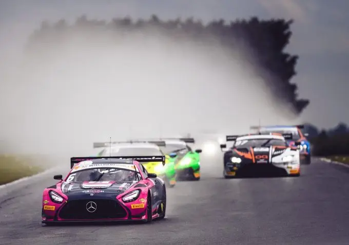 British GT Yelmer Buurman win Snetterton 3 startveld