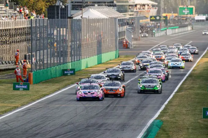 Porsche Mobil 1 Supercup startveld op weg naar eerste chicane Monza