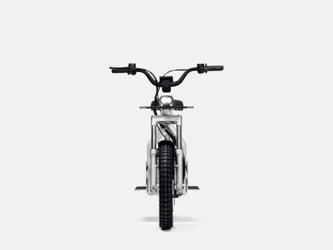Polestar onthult samen met CAKE een limited edition e-moped