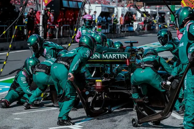 Aston_Martin_Cognizant_F1_Team_pitcrew_at_work