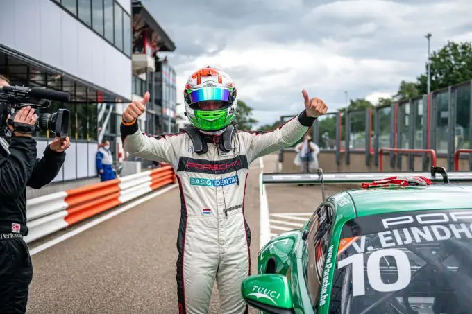 Huub van Eijndhoven Porsche duimpjes omhoog