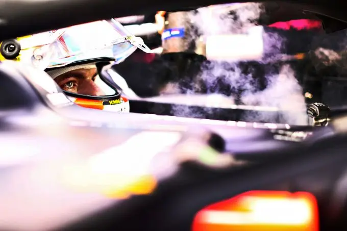 Max_Verstappen_cockpit_wachten