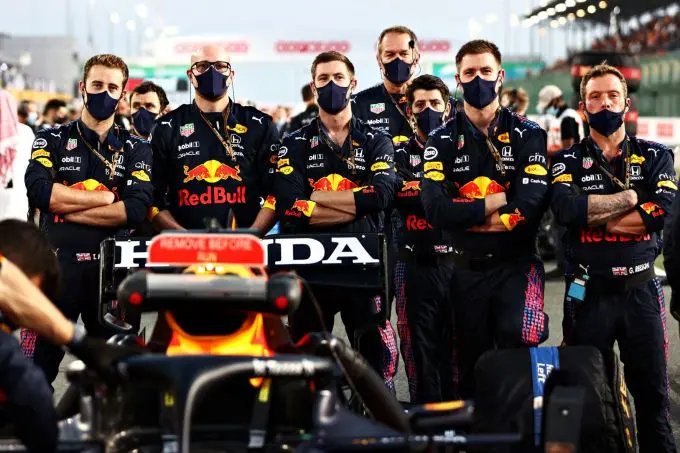 Red_Bull_mechanics_indrukwekkende_toewijding