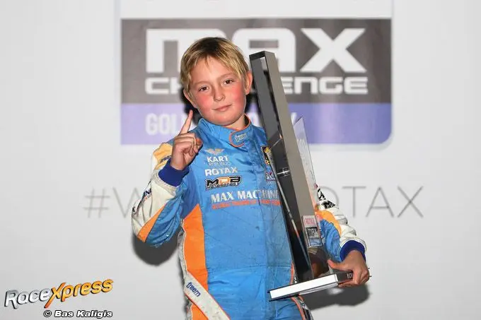 Boaz Maximov met grote golden bokaal
