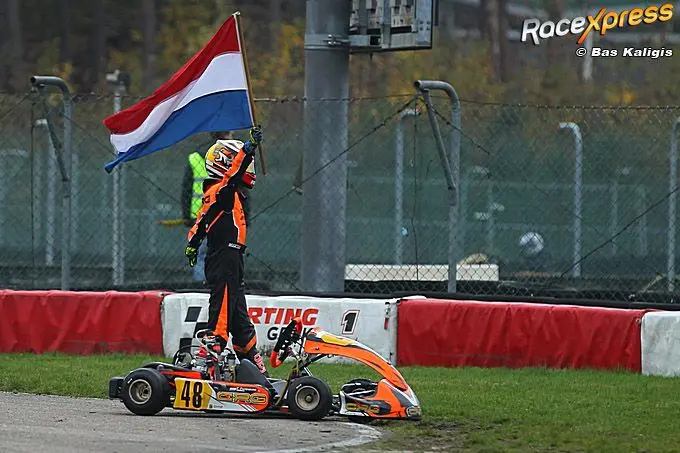 Tom Papenburg bedankt zijn fans op de tribune