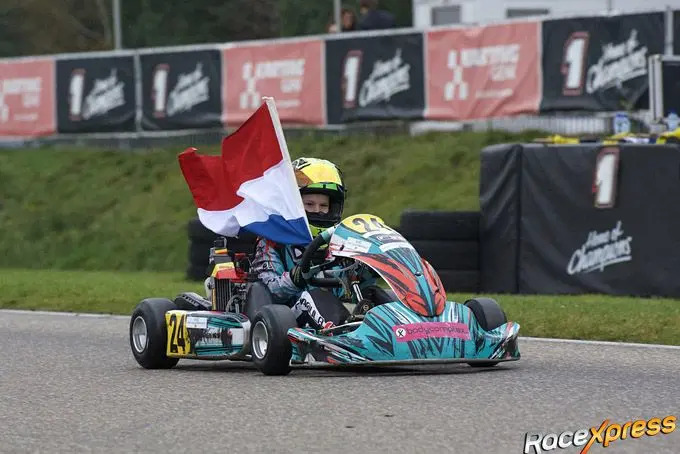 Vic van Kampemhout rijdt ere rondje als rookie kampioen NK op de kartbaan in Genk