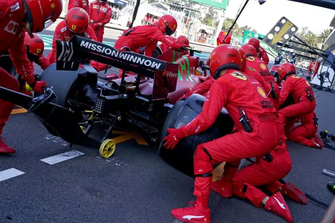 Scuderia-ferrari-bandenwissel_mexico-city-sunday