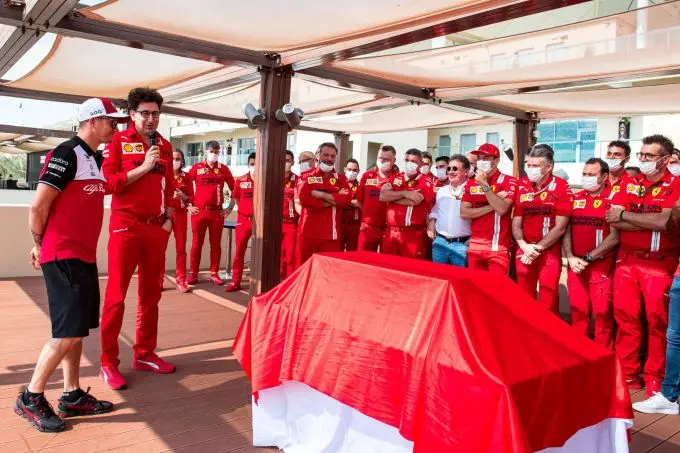 Kimi_met_Binotto_bedankt_voor_de_Ferrari_successen