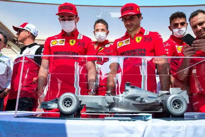 Leclerc_Sainz_Ferrari-aansluiting met de top in 2022