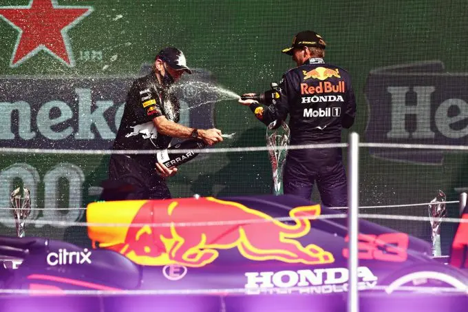 Adrian_Newey_en_Max_Verstappen_podium_Mexico