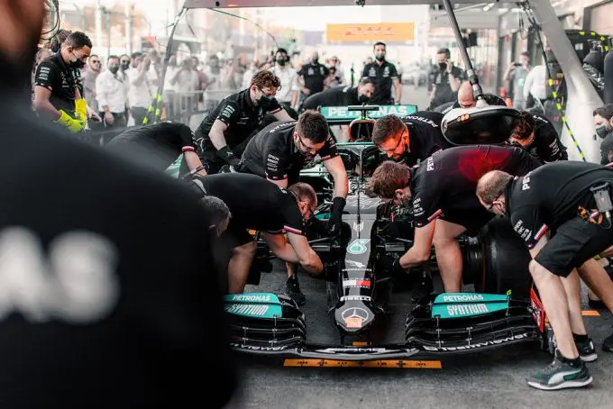 Lewis_Hamilton_Jeddah_teamwork