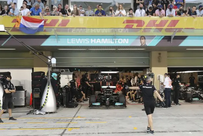 Lewis_Hamilton_leaving_pitbox Abu Dhabi