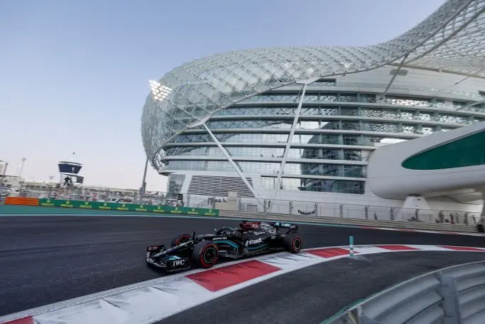 Lewis_Hamilton_track Abu Dhabi 2021