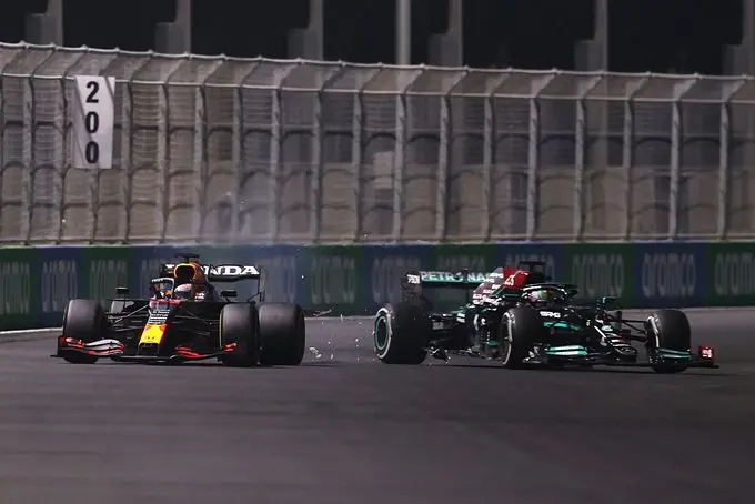 Lewis_knalt_achterop_Max_Jeddah