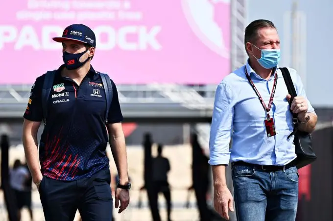 Max_en_Jos_in_Qatar_bron_Red_Bull_Content_Pool