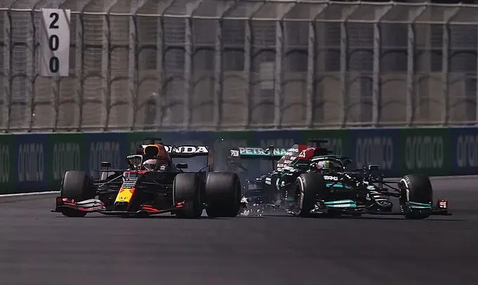 Max Verstappen versus Lewis Hamilton