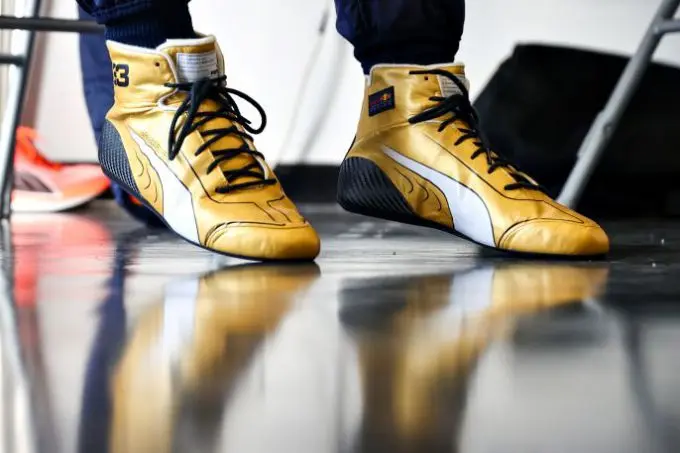 PUMA brengt een eerbetoon aan Max Verstappen’s eerste F1 wereldtitel met gouden raceschoen