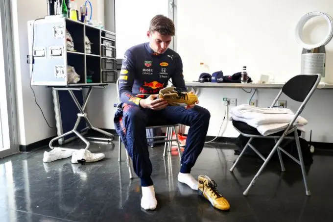 PUMA brengt een eerbetoon aan Max Verstappen’s eerste F1 wereldtitel met gouden raceschoen