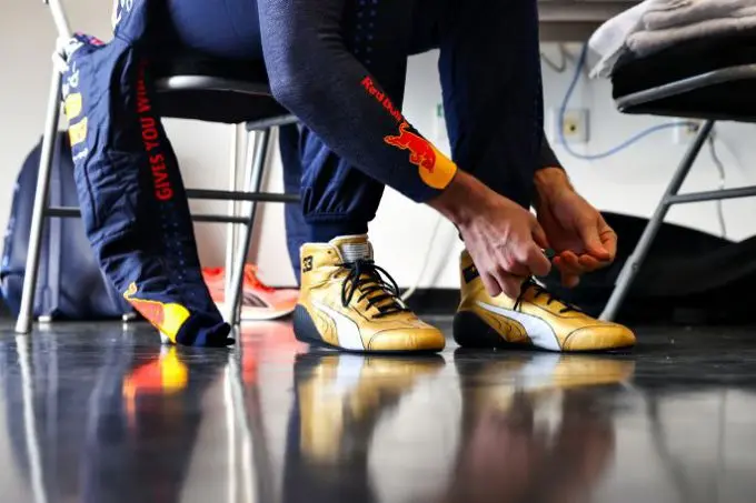 PUMA brengt een eerbetoon aan Max Verstappen’s eerste F1 wereldtitel met gouden raceschoen