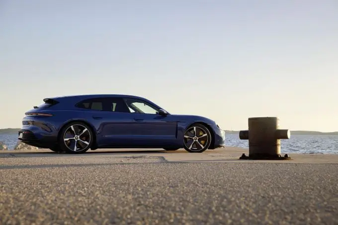Porsche Taycan Sport Turismo 2