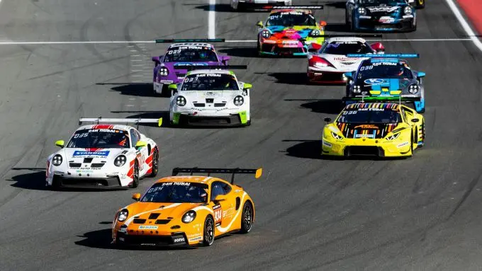 24H Dubai Porsche voorop bij start 24H Dubai