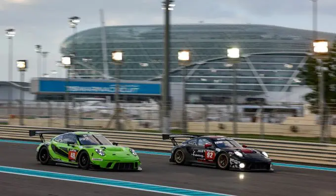 6H Abu Dhabi Porsche Kox Racing passeert Porsche