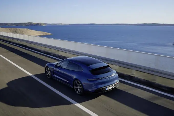 Porsche Taycan Sport Turismo 6