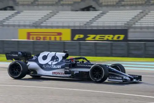 Pierre Gasly tijdens de 18-inch bandentest