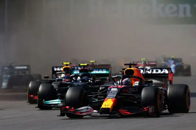 Favorieten_voor_2022_Red_Bull_en_Mercedes