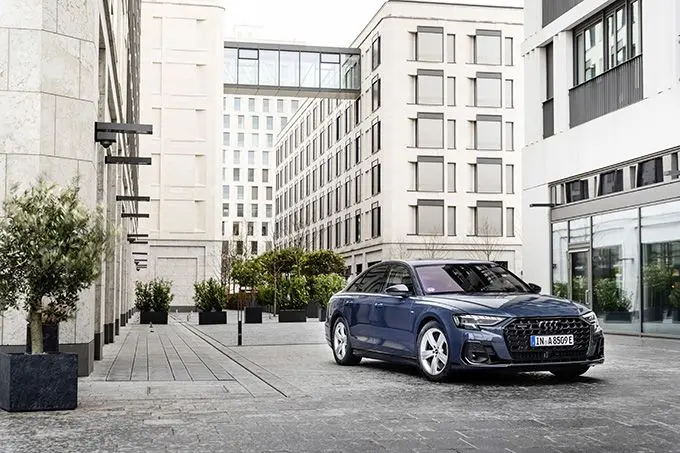 Audi A8 Blauw